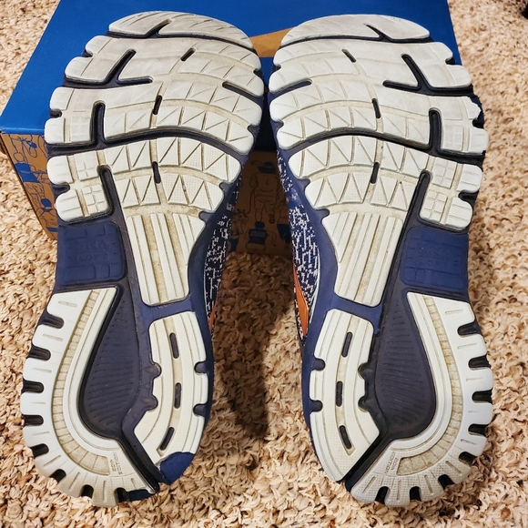 Brooks Adrenaline Shoes - Picture 2 of 6